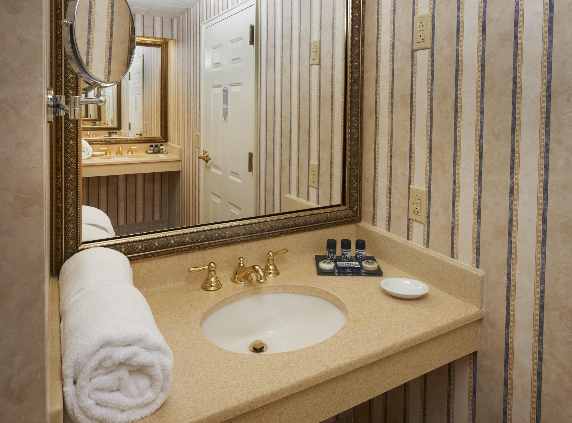 Nittany Lion Hotel 4*